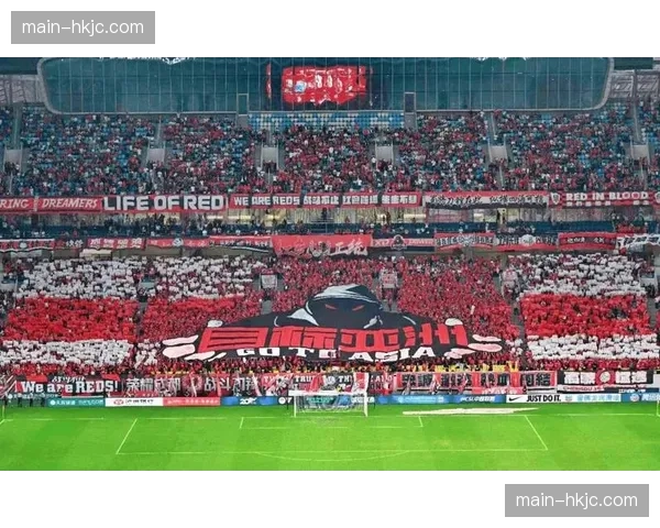 看台花絮：皇马远征军在北看台展示巨幅TIFO